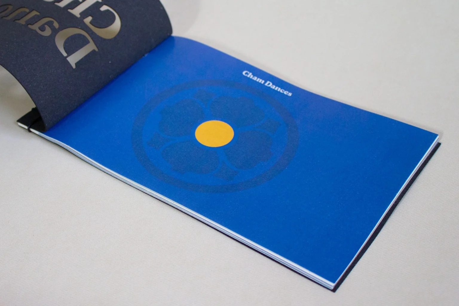 Prima pagina libro maschere cham con fiore di loto